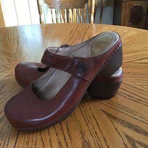 WOMEN'S  DANSKO  8.5 US    39 EURO
